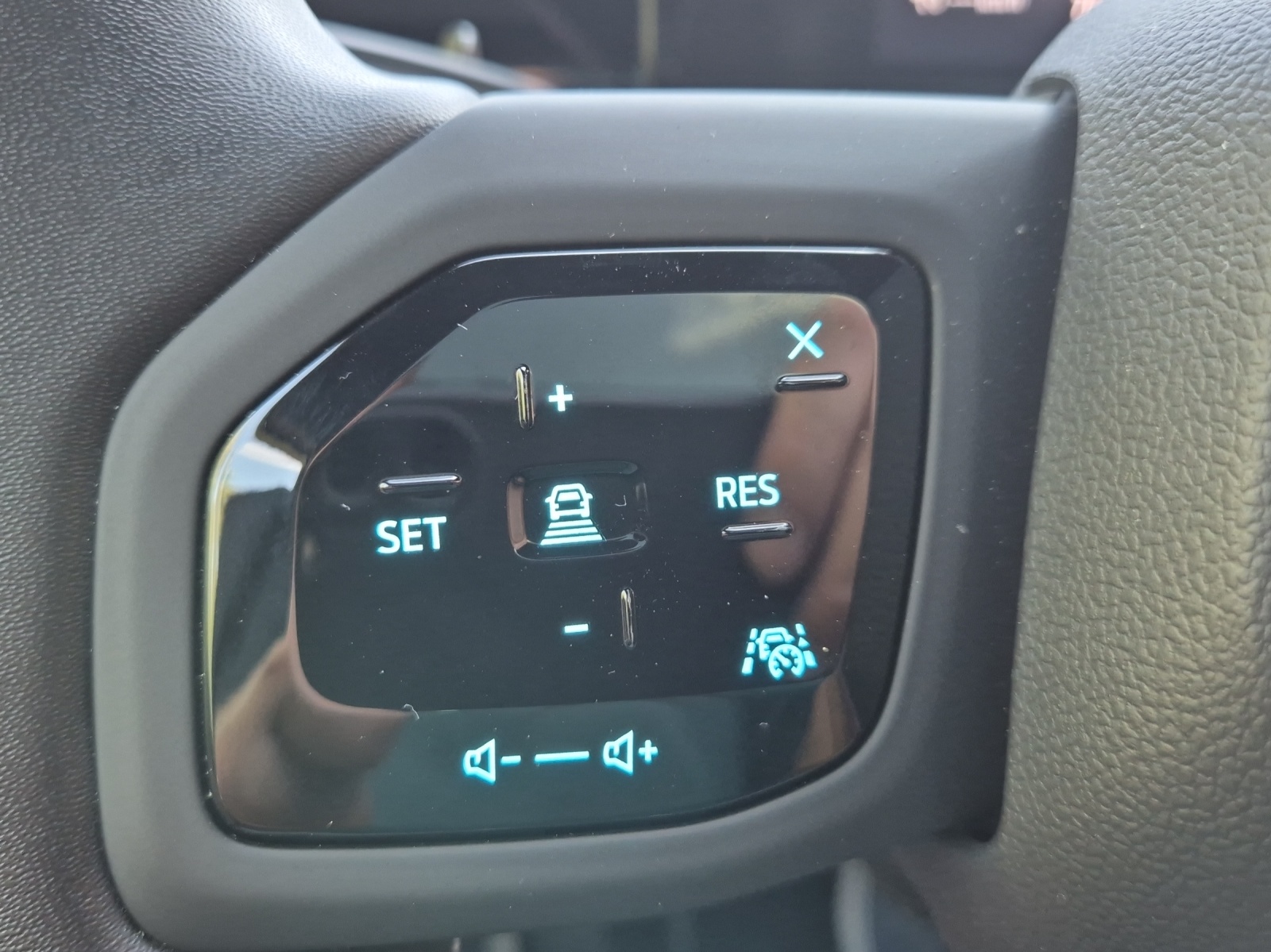 FORD Explorer Elektro 79kWh Extended *360°Kamera*Anhängerkupplung*Panoramadach*Range Premium-image-12