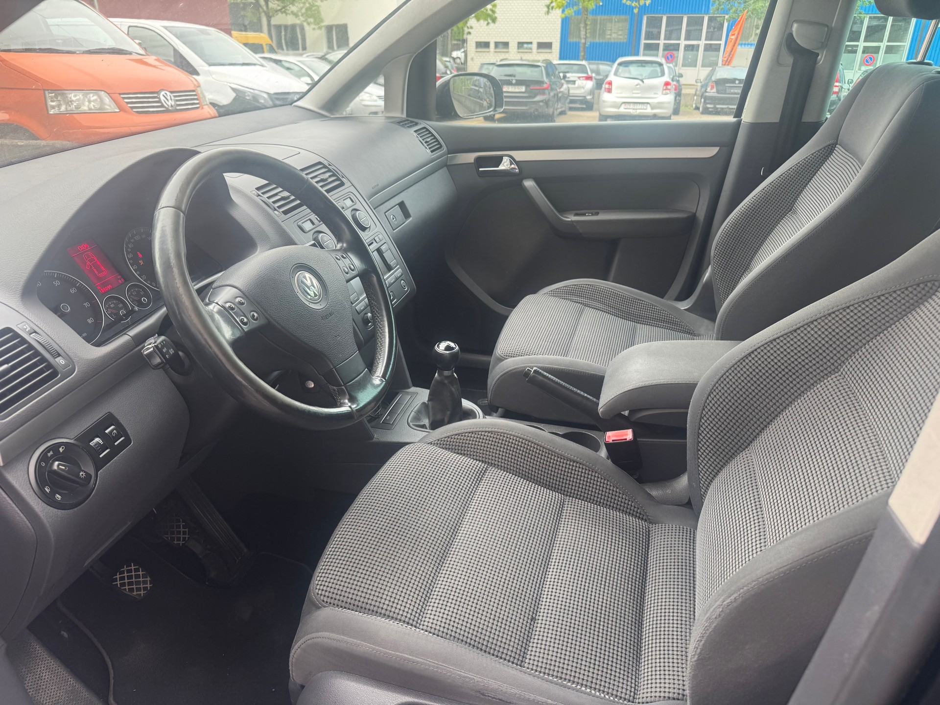 VW Touran 2.0 FSI Trendline-image-5