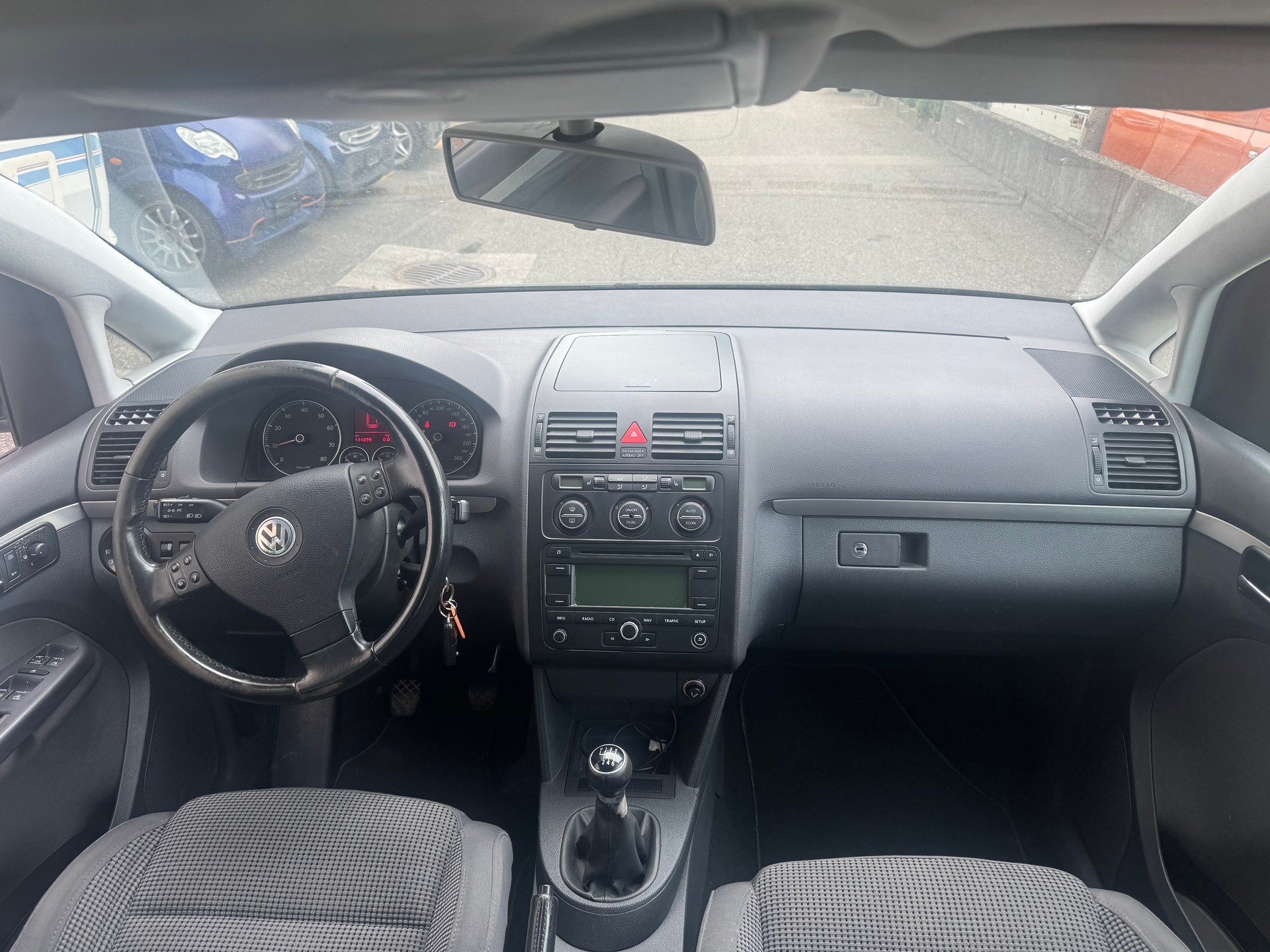 VW Touran 2.0 FSI Trendline-image-4