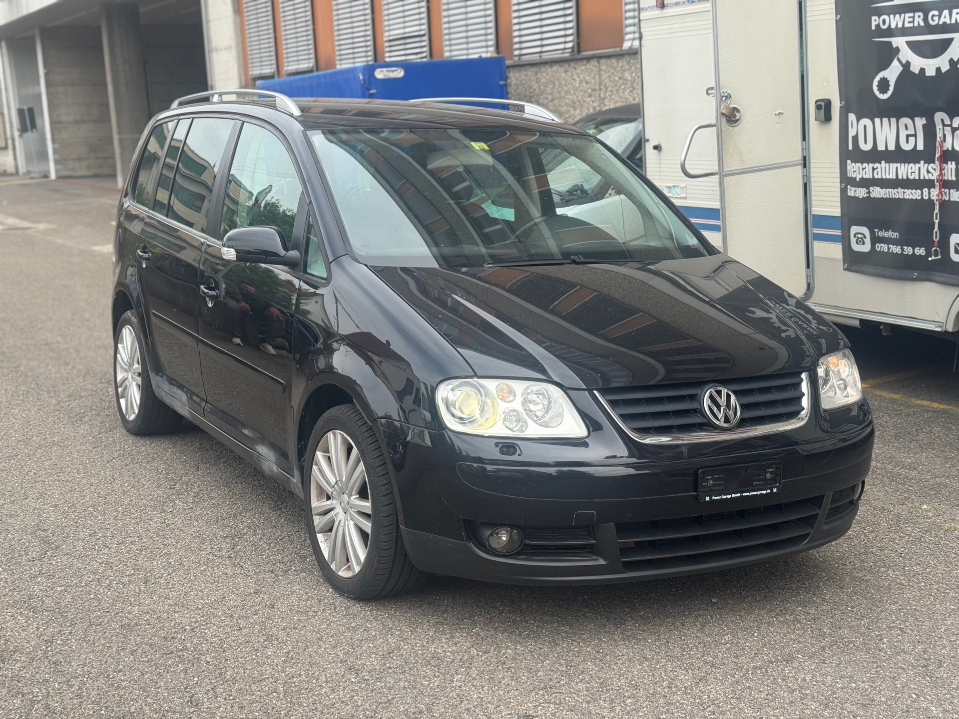 VW Touran 2.0 FSI Trendline-image-1