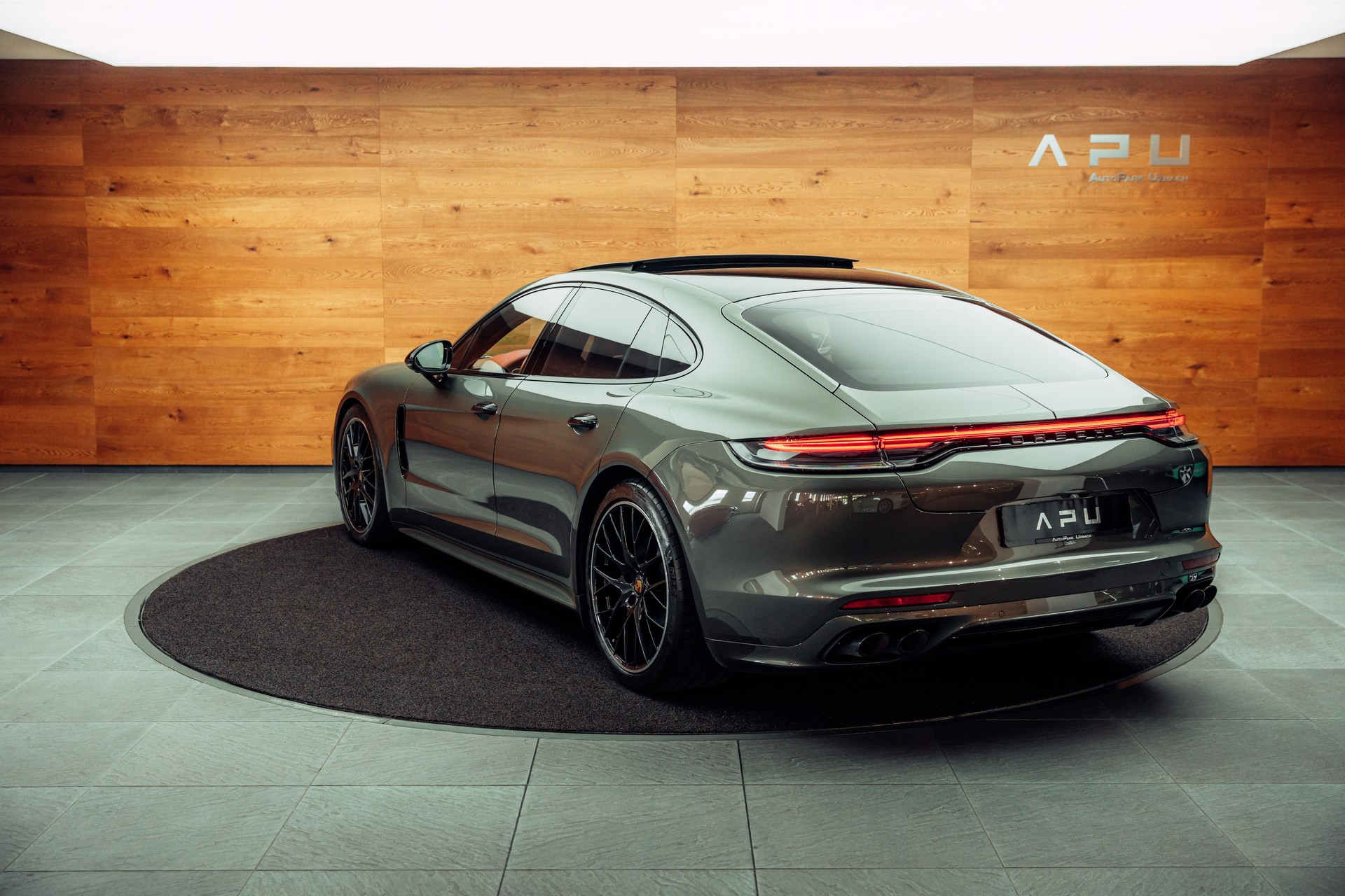 PORSCHE Panamera GTS PDK Aventuringrün-image-3