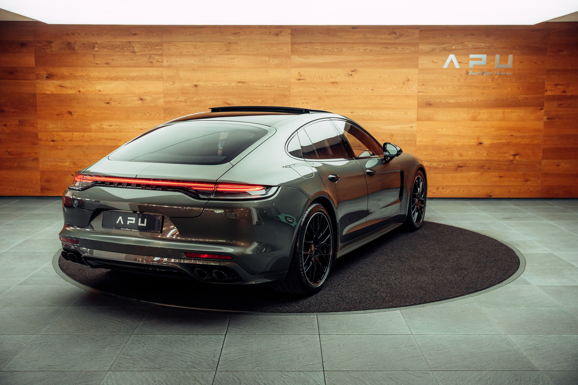 PORSCHE Panamera GTS PDK Aventuringrün-image-2