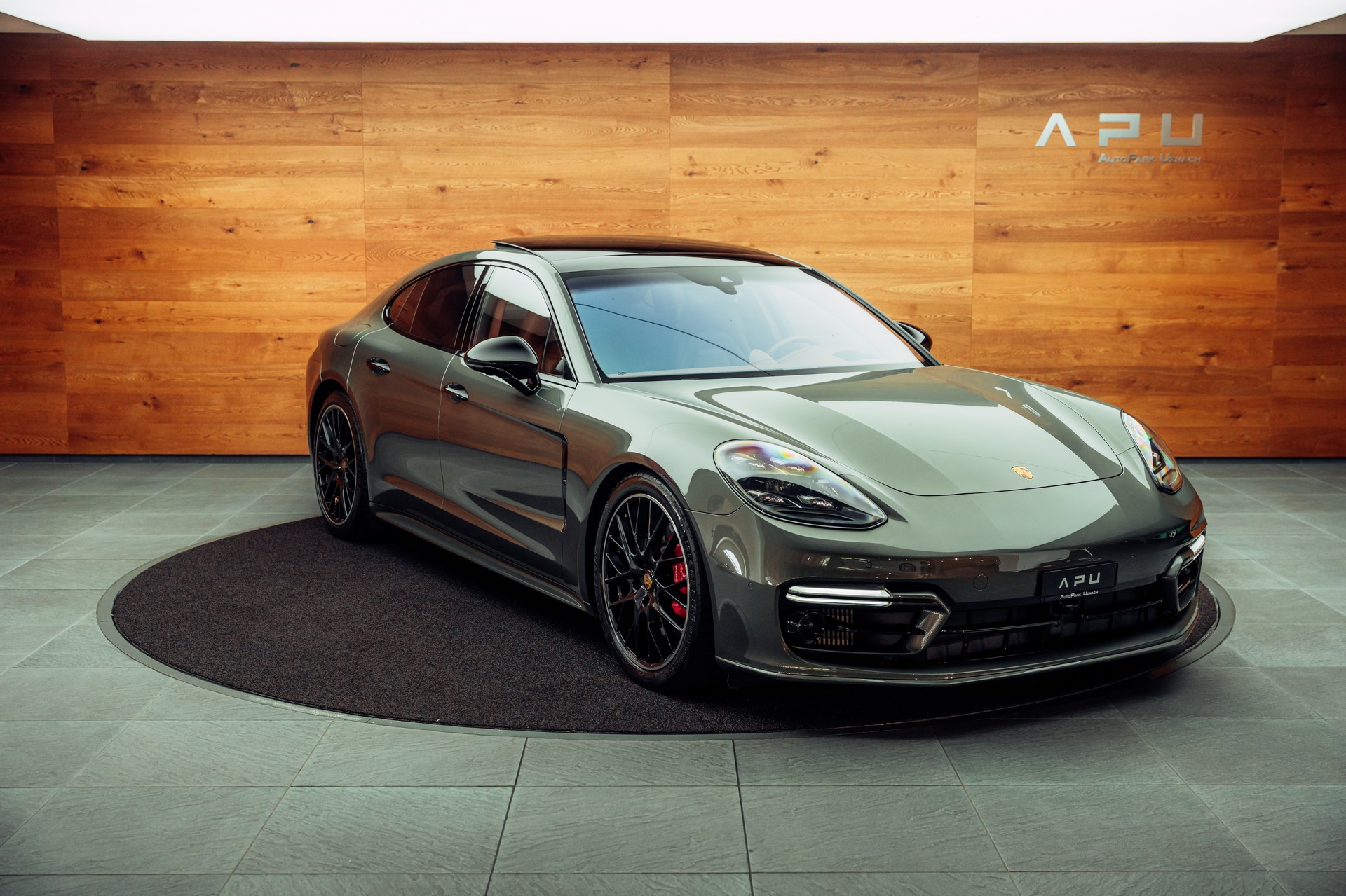 PORSCHE Panamera GTS PDK Aventuringrün-image-0