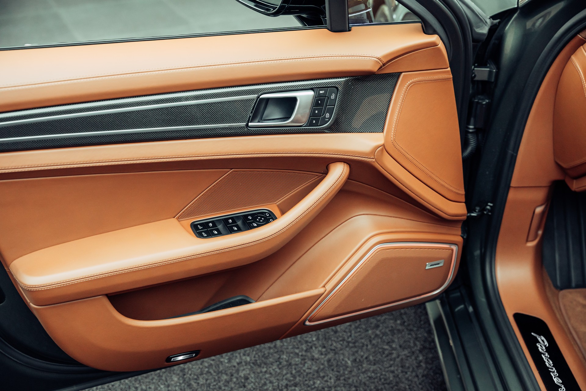 PORSCHE Panamera GTS PDK Aventuringrün-image-11
