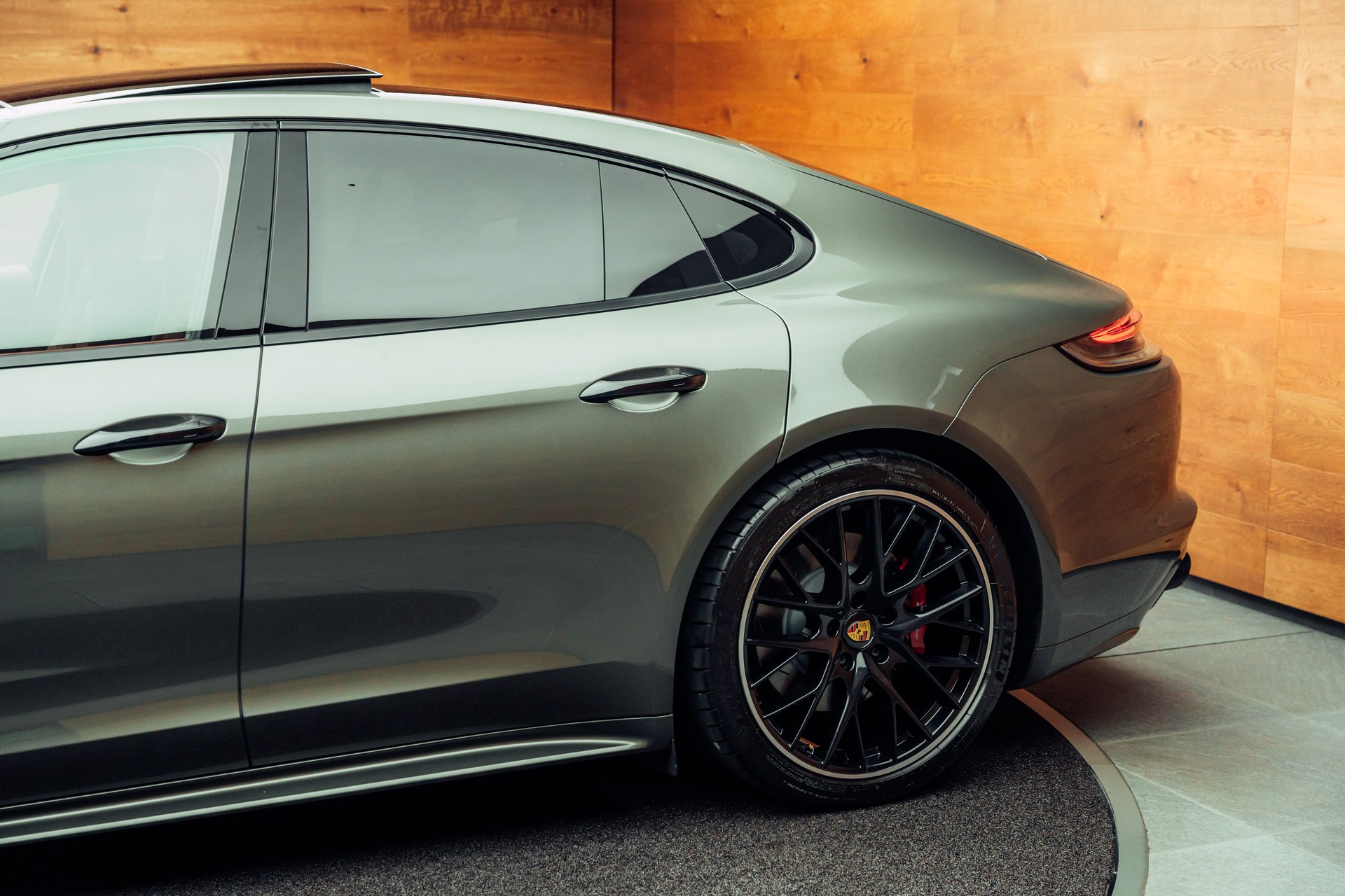 PORSCHE Panamera GTS PDK Aventuringrün-image-28