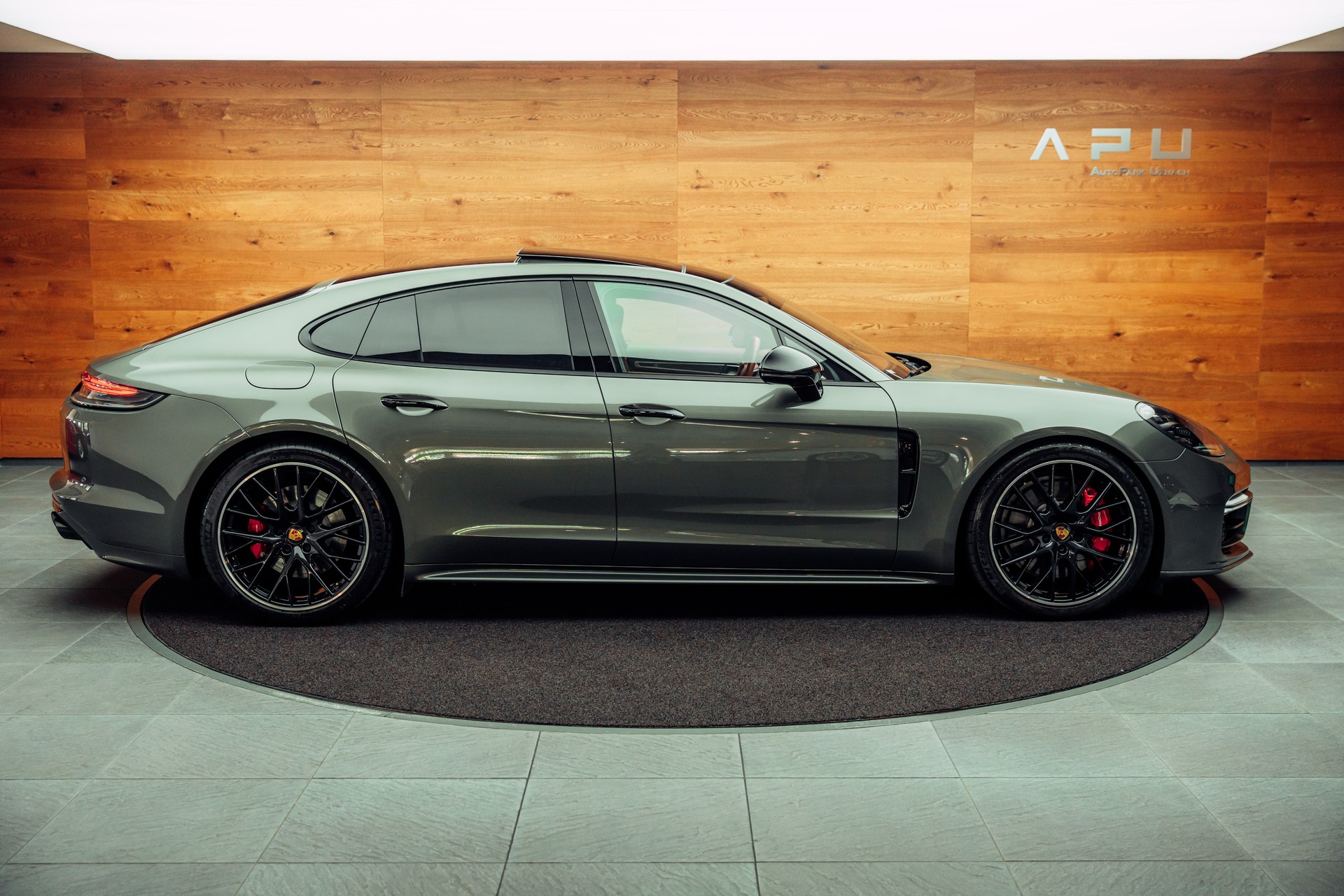 PORSCHE Panamera GTS PDK Aventuringrün-image-1