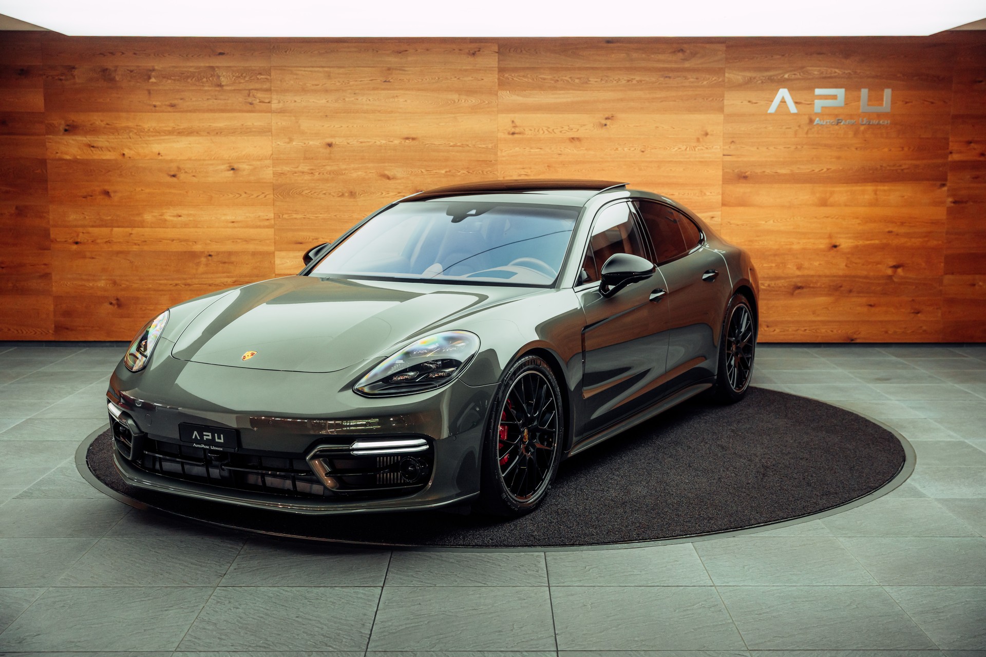 PORSCHE Panamera GTS PDK Aventuringrün-image-4