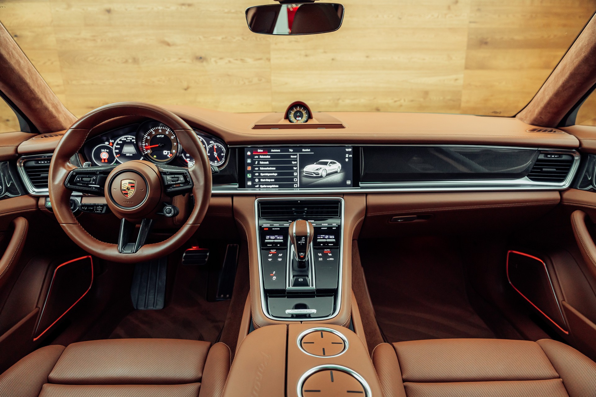 PORSCHE Panamera GTS PDK Aventuringrün-image-5