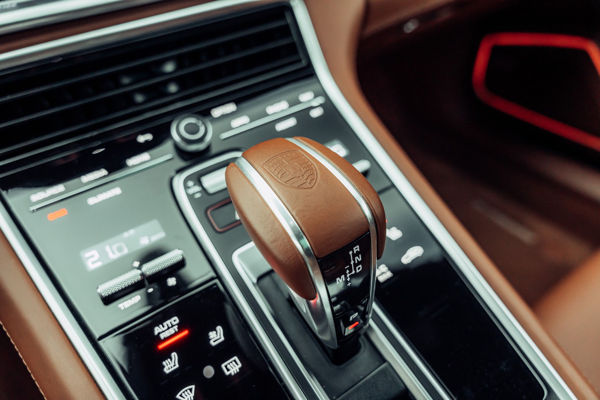 PORSCHE Panamera GTS PDK Aventuringrün-image-19