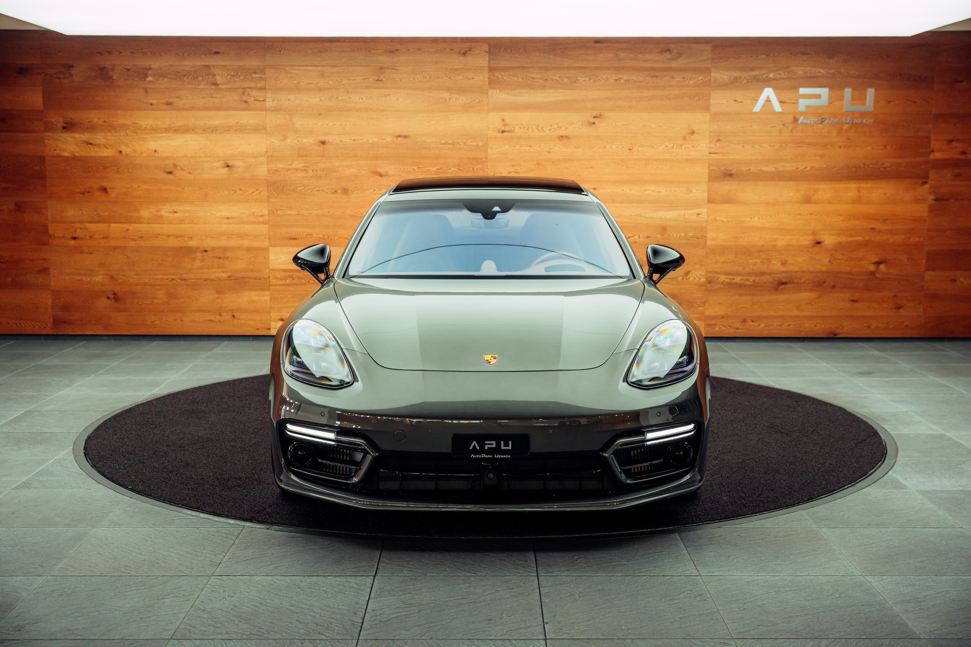 PORSCHE Panamera GTS PDK Aventuringrün-image-16