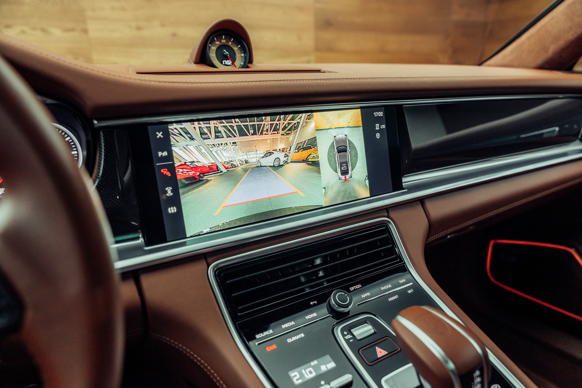 PORSCHE Panamera GTS PDK Aventuringrün-image-21