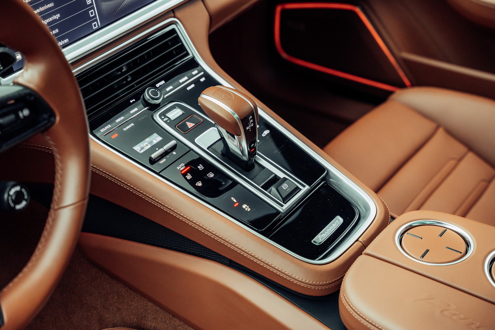 PORSCHE Panamera GTS PDK Aventuringrün-image-15