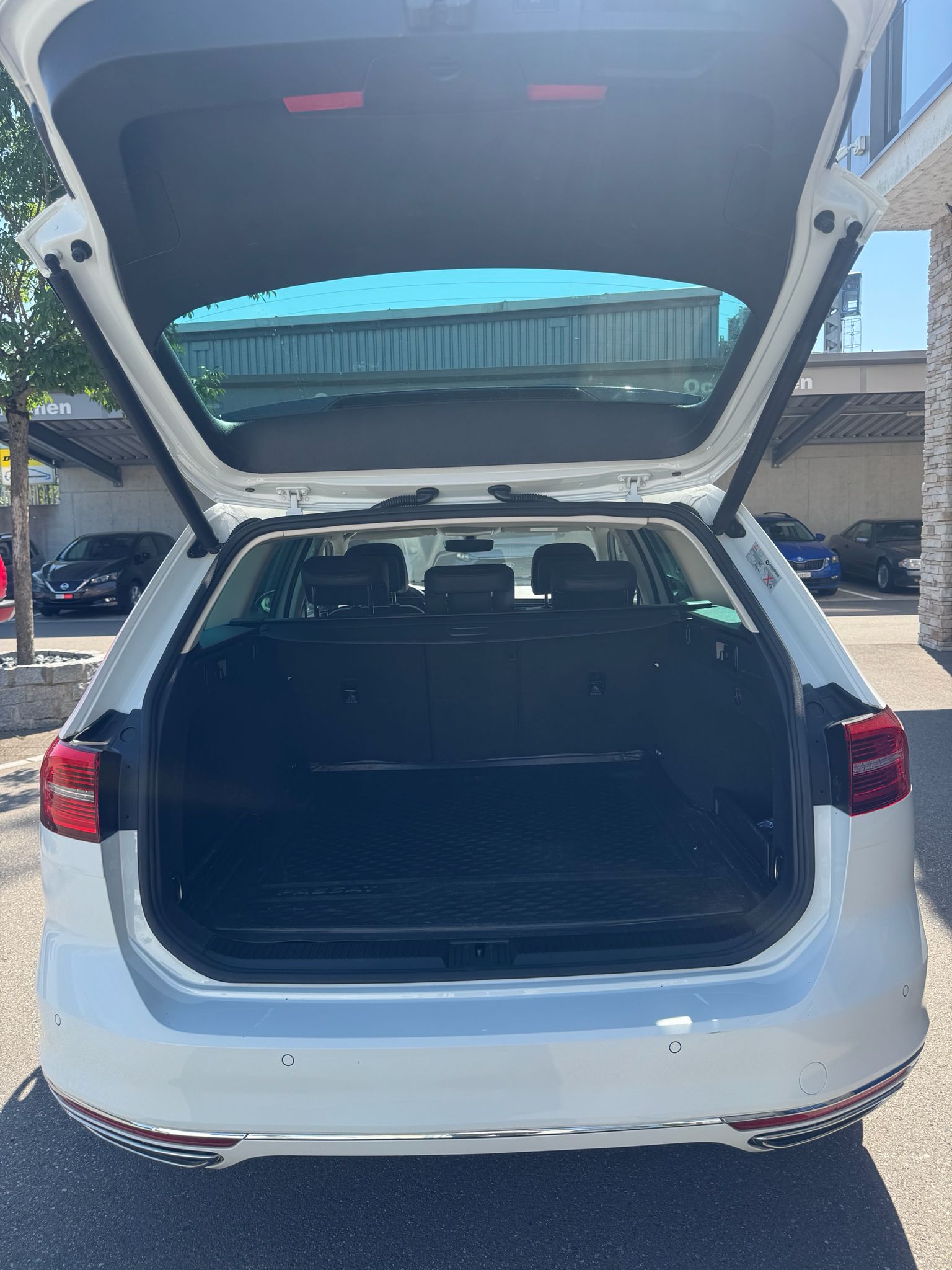 VW Passat Variant 2.0 TDI BMT Highline DSG 4Motion-image-5
