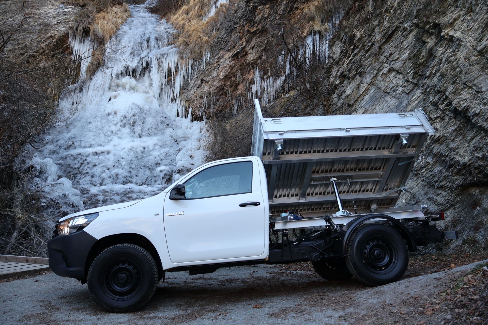 TOYOTA Hilux 2.4D-4D Luna Single Cab 4x4-image-2