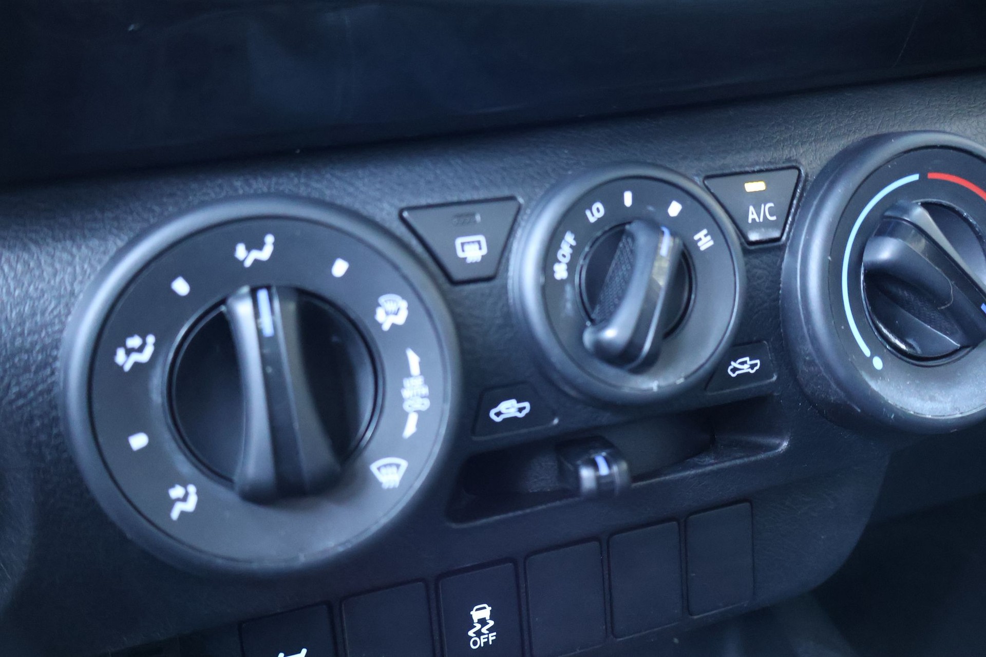 TOYOTA Hilux 2.4D-4D Luna Single Cab 4x4-image-8