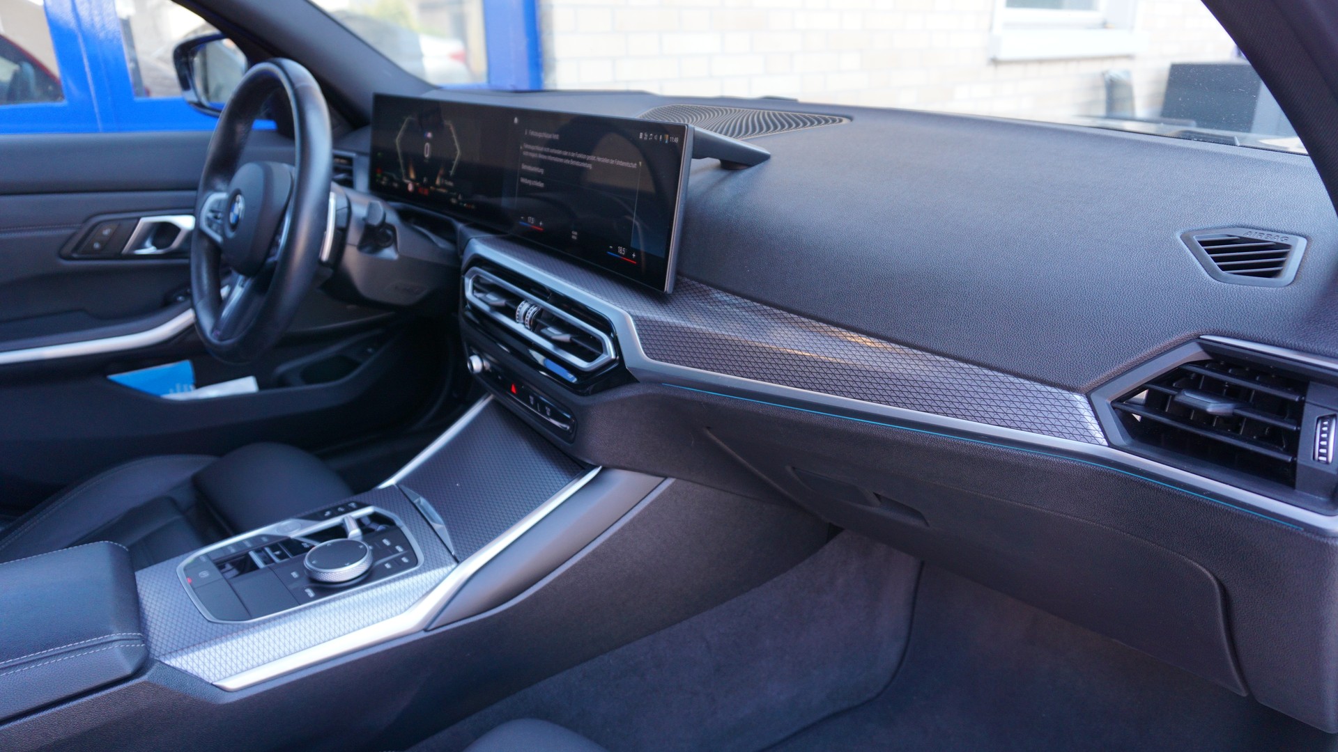BMW M340i xDrive Touring-image-13