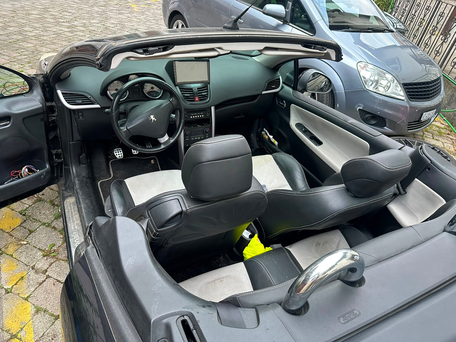PEUGEOT 207 CC 1.6 16V Turbo Roland Garros-image-2