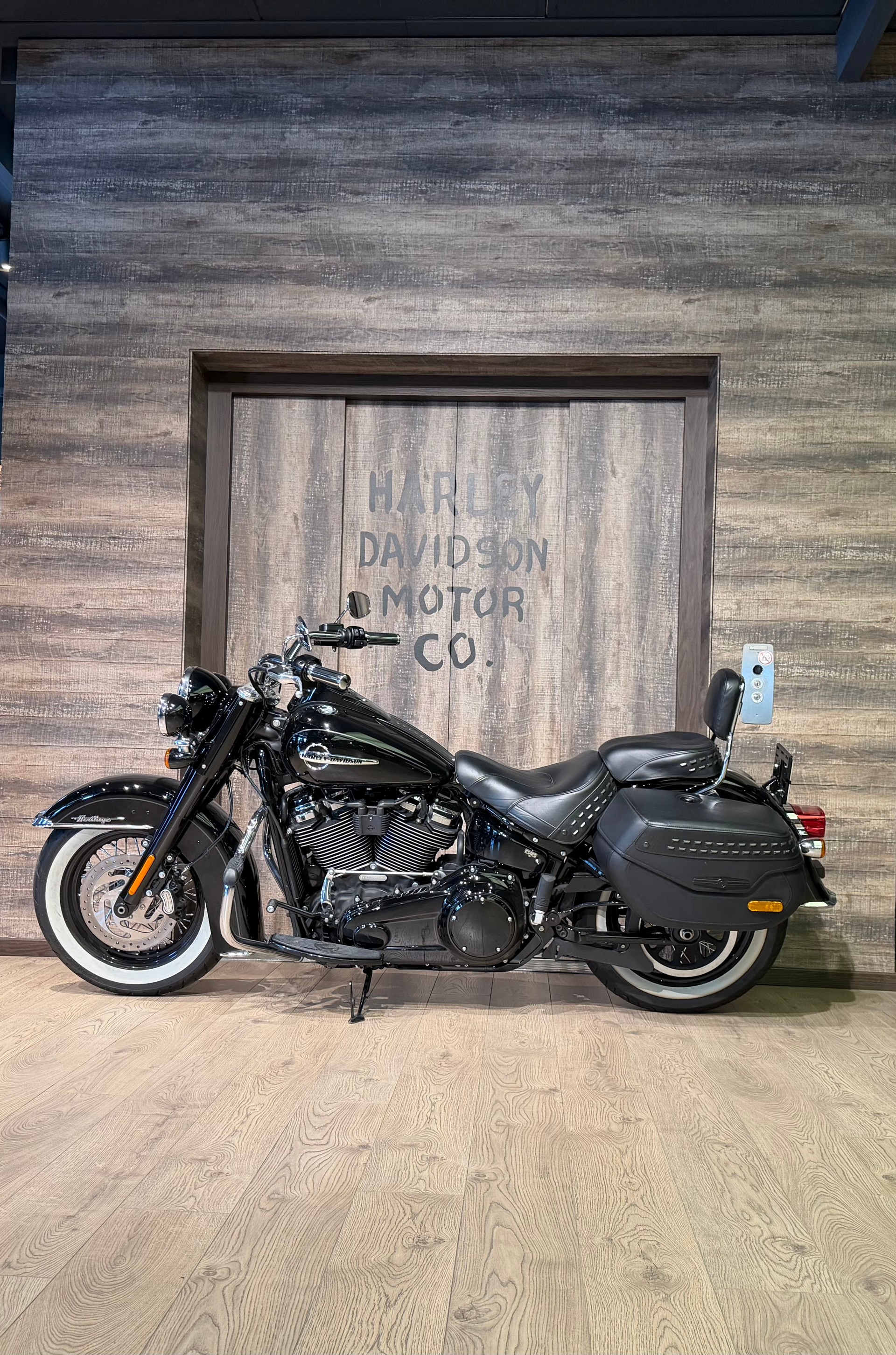 HARLEY-DAVIDSON FLHC Heritage Classic-showroom-element-3