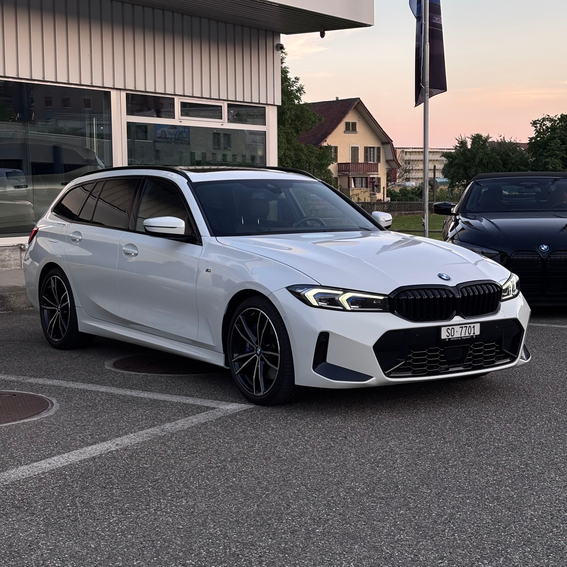 BMW 330i xDrive Touring-image-0