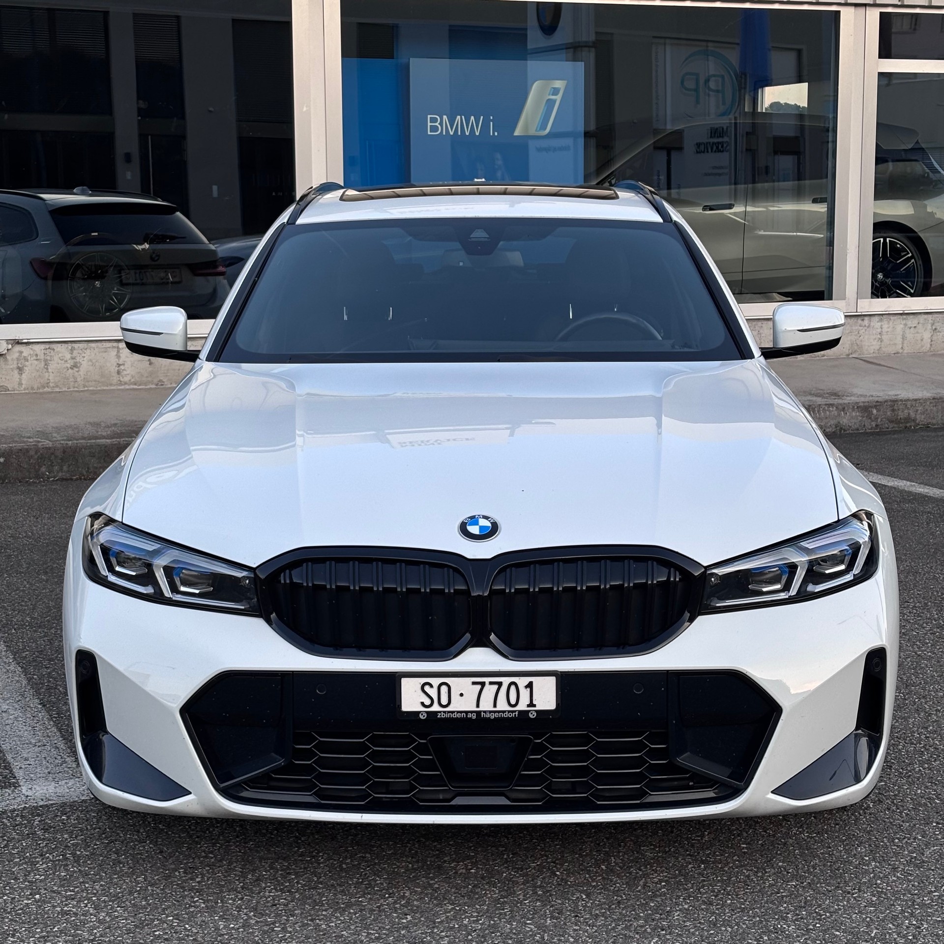BMW 330i xDrive Touring-image-1