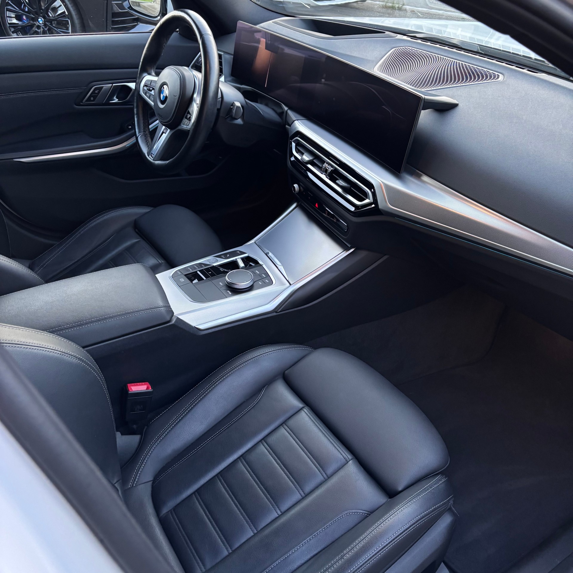 BMW 330i xDrive Touring-image-6