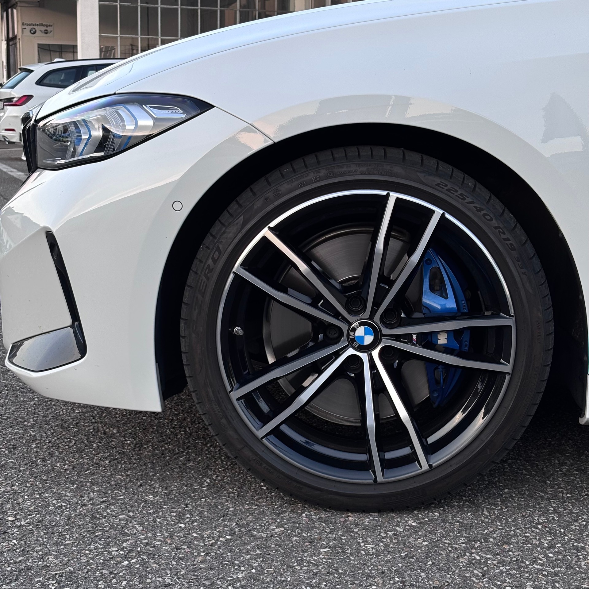 BMW 330i xDrive Touring-image-8