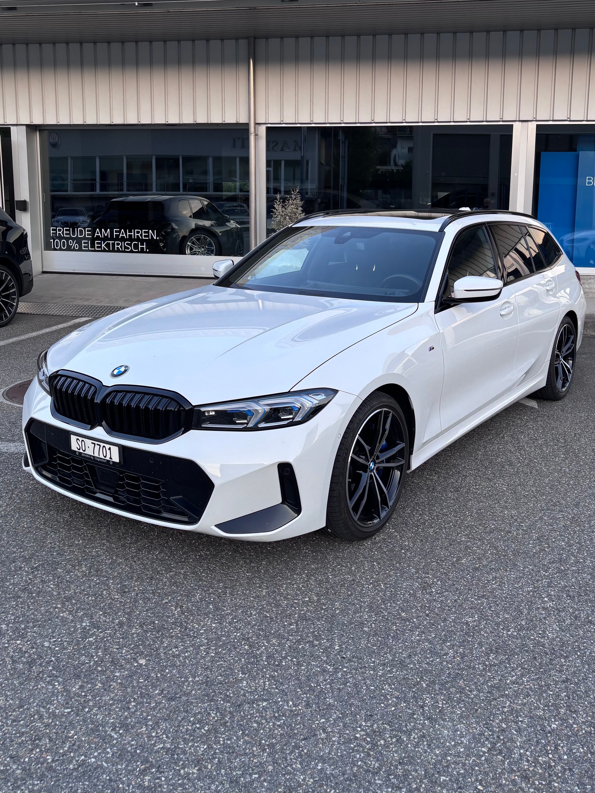 BMW 330i xDrive Touring-image-2