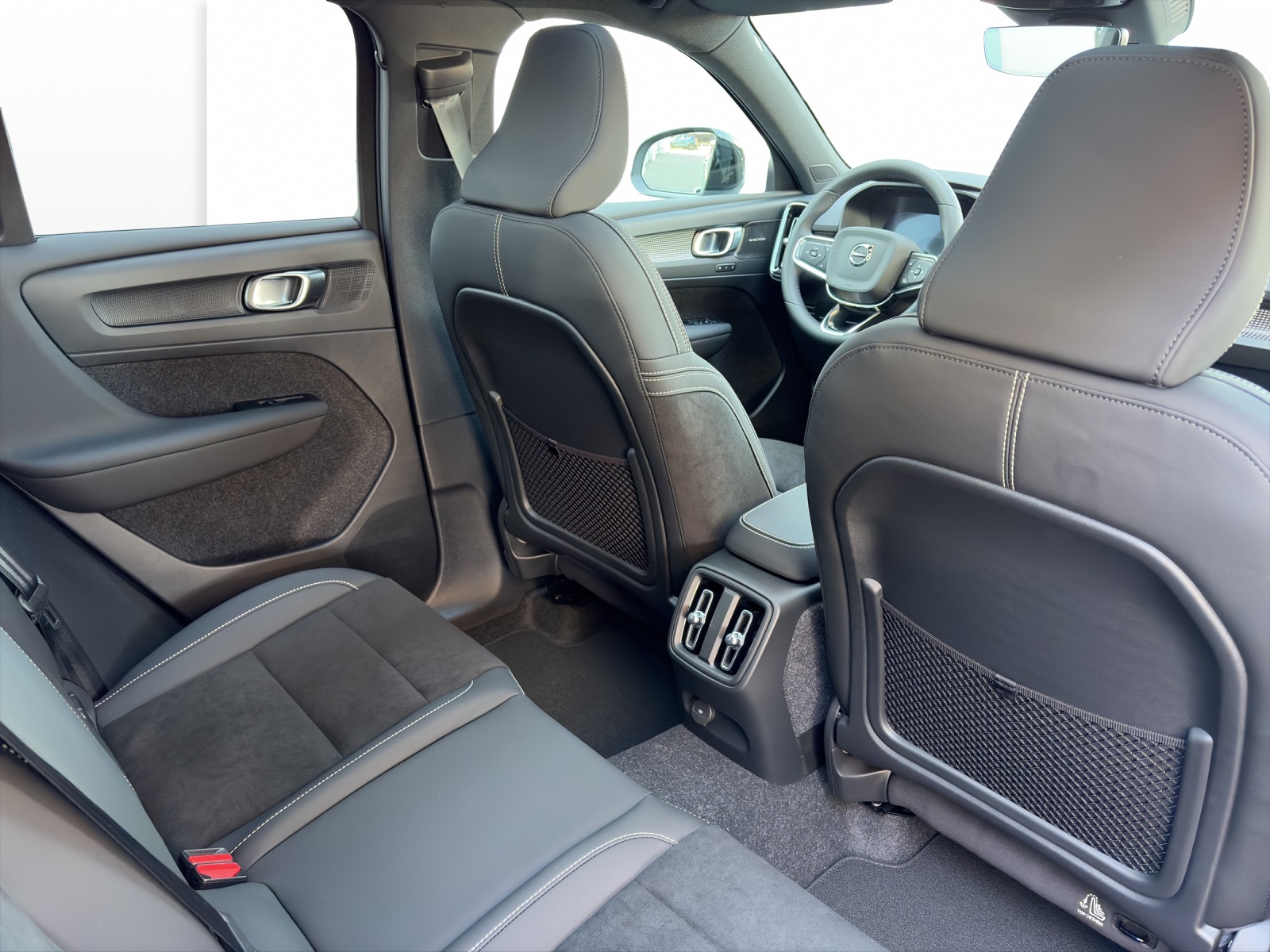 VOLVO EX40 Twin Black Edition AWD-image-16