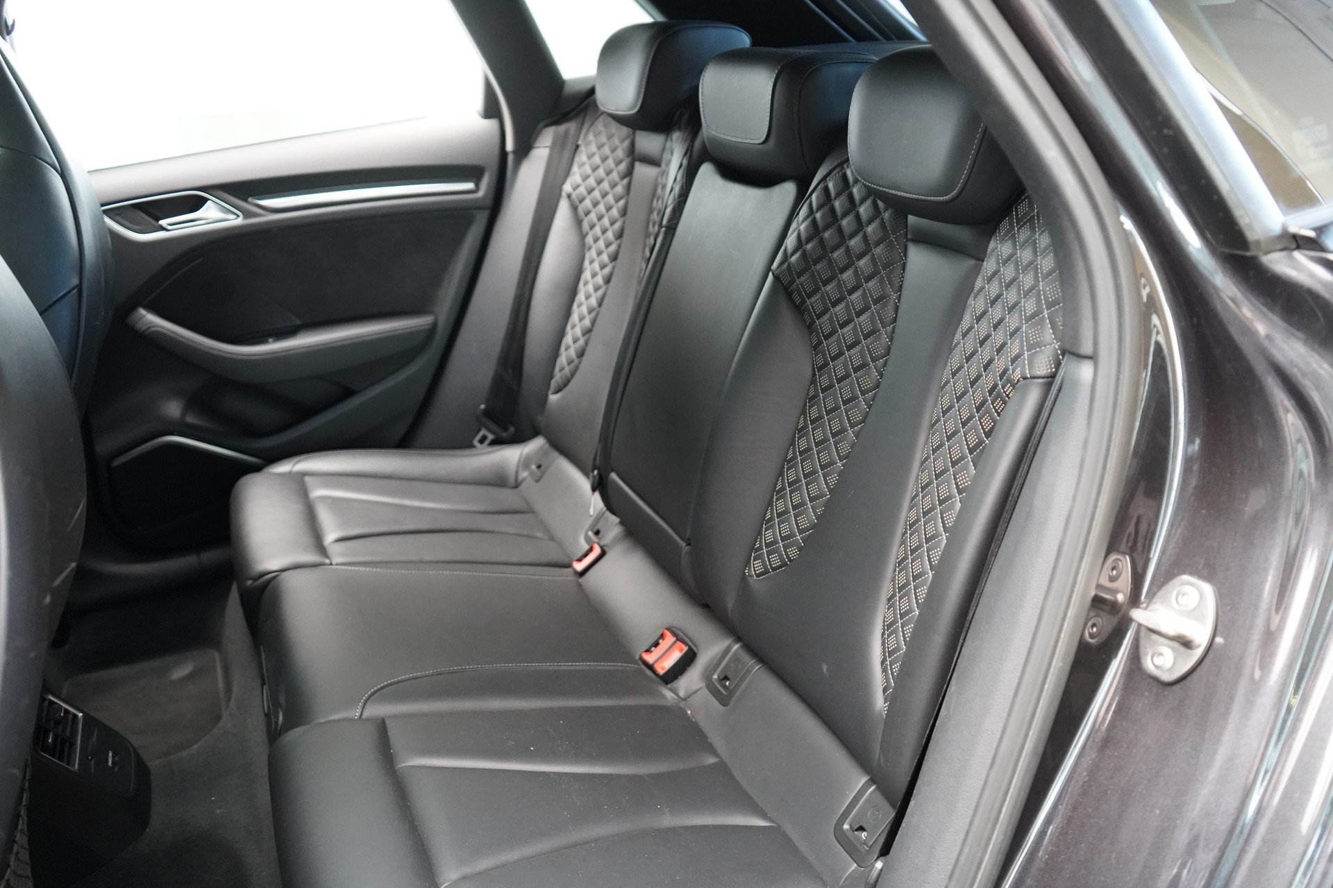 AUDI RS3 Sportback 2.5 TSI quattro *Porsche Farbe SLATE GREY* ohne OPF | KW | PANORAMA | ASSISTENZPAKET-image-17