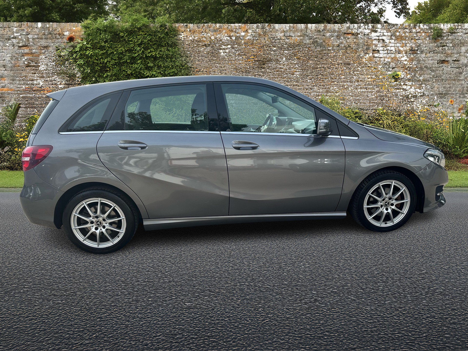 MERCEDES-BENZ B 220 AMG Line 4Matic 7G-DCT-image-5