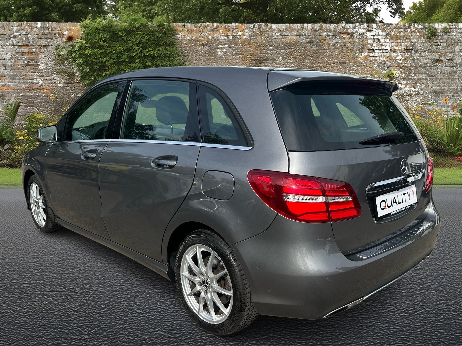 MERCEDES-BENZ B 220 AMG Line 4Matic 7G-DCT-image-2