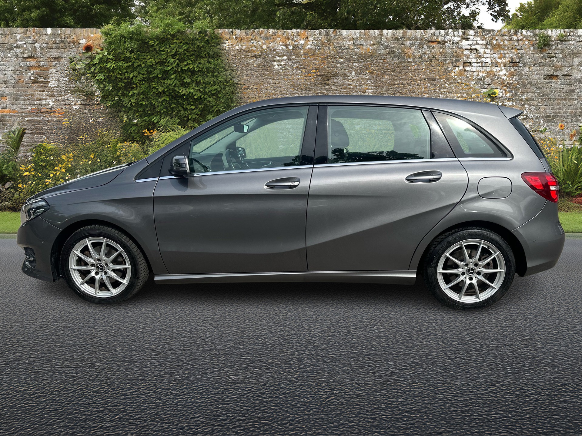 MERCEDES-BENZ B 220 AMG Line 4Matic 7G-DCT-image-1