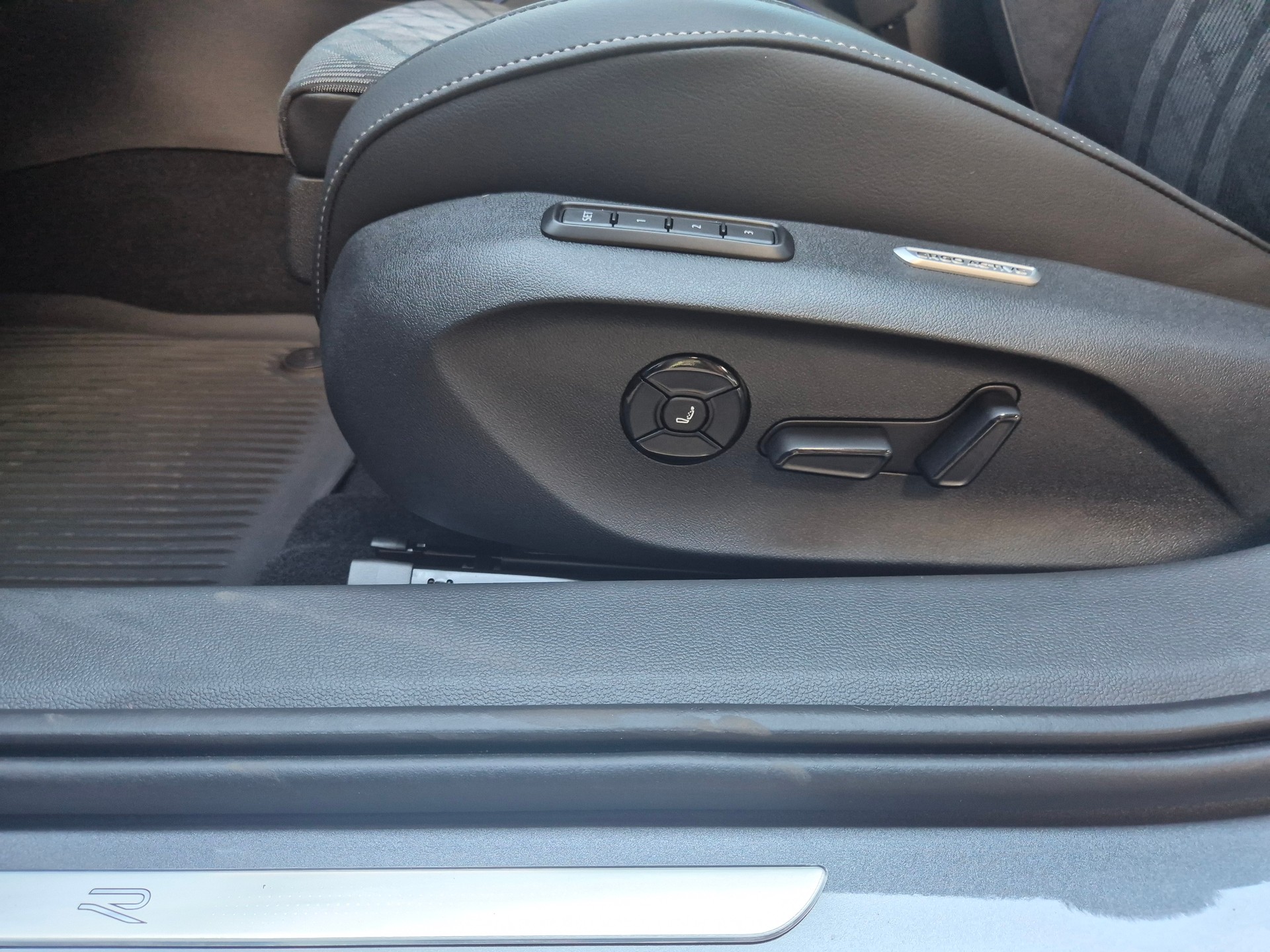 VW Passat Variant 1.5 TSI evo2 Plug-In- Hybrid R-Line DSG-image-12