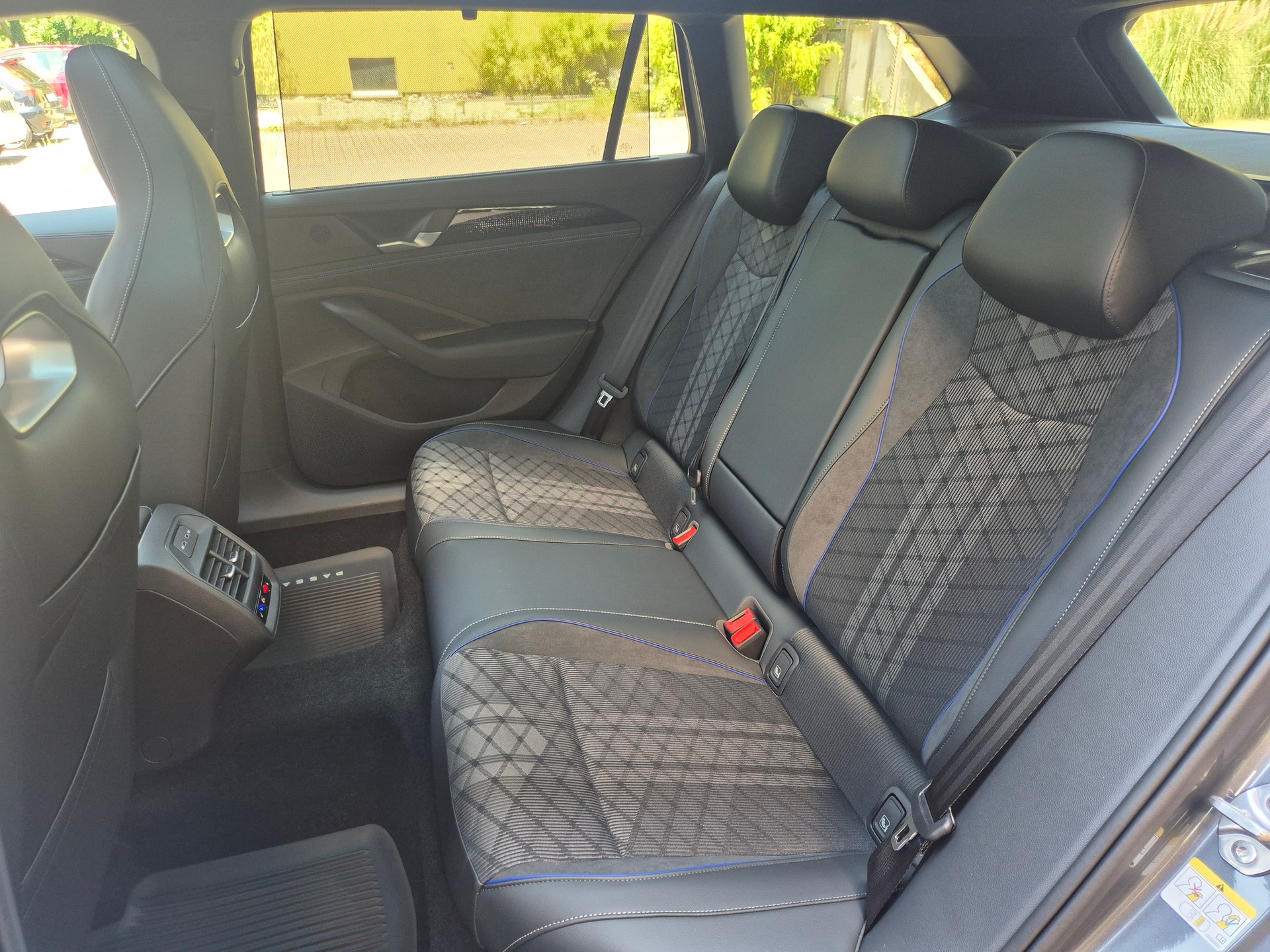 VW Passat Variant 1.5 TSI evo2 Plug-In- Hybrid R-Line DSG-image-17