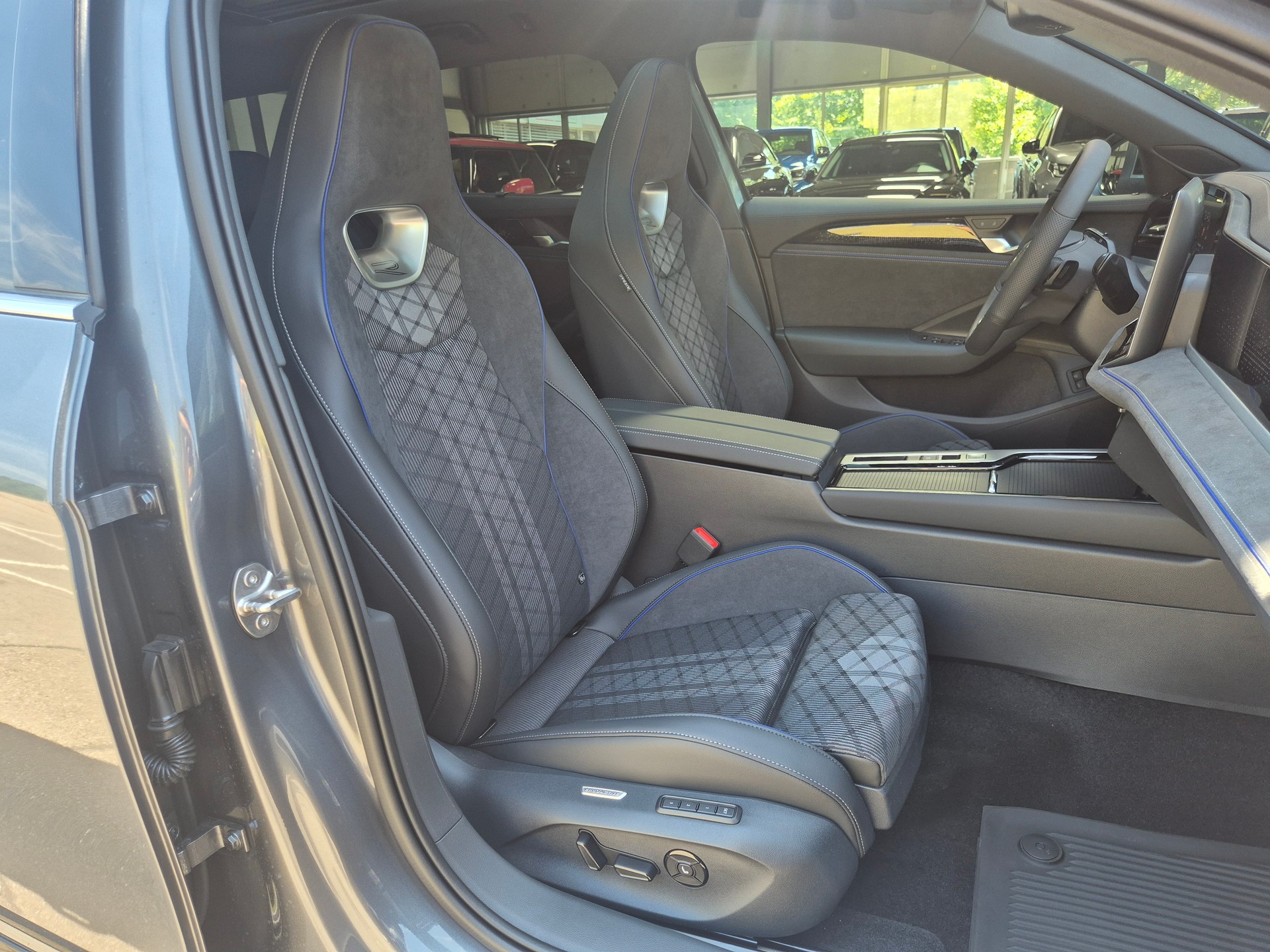 VW Passat Variant 1.5 TSI evo2 Plug-In- Hybrid R-Line DSG-image-19