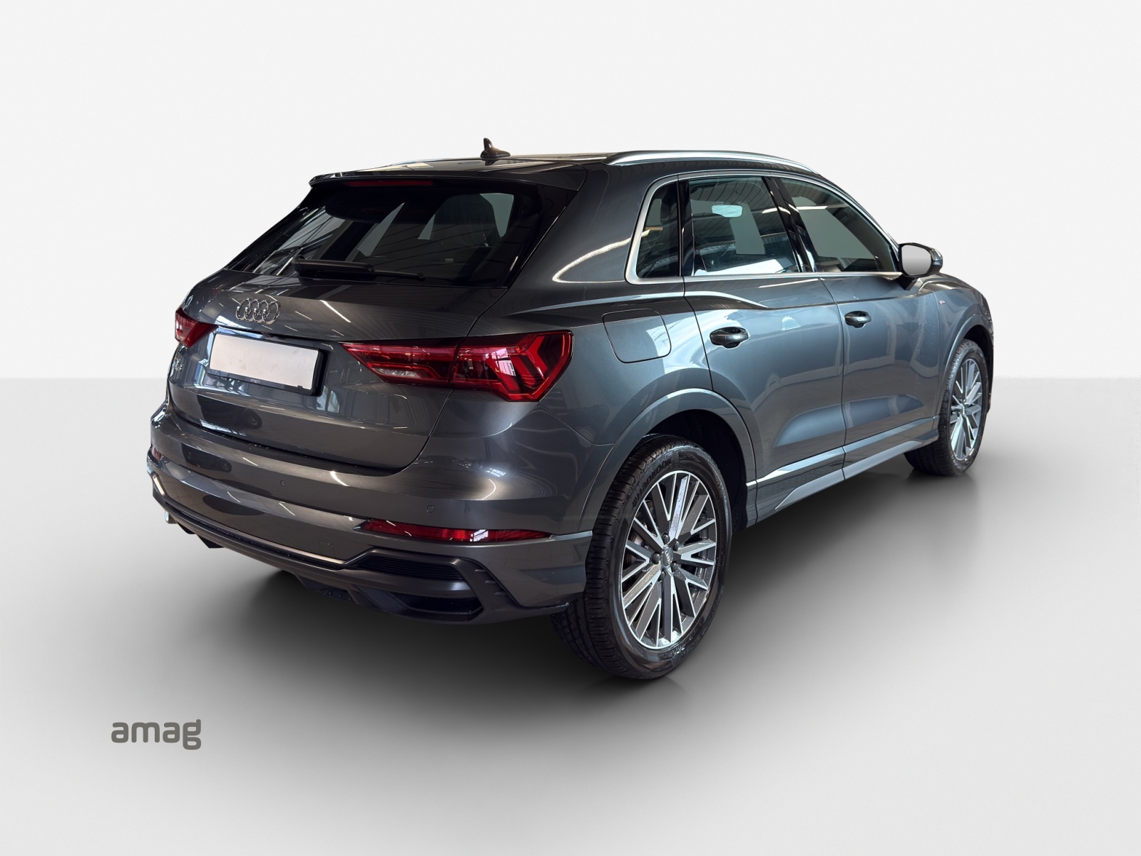 AUDI Q3 40 TFSI S line quattro S-tronic-image-4