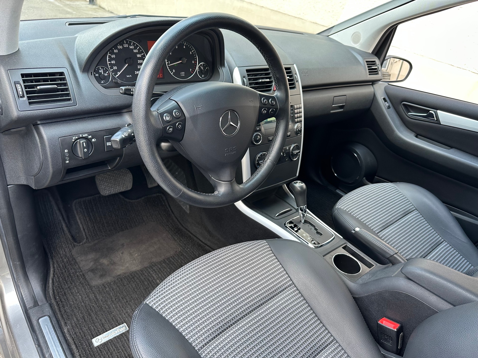 MERCEDES-BENZ A 170 Avantgarde-image-9