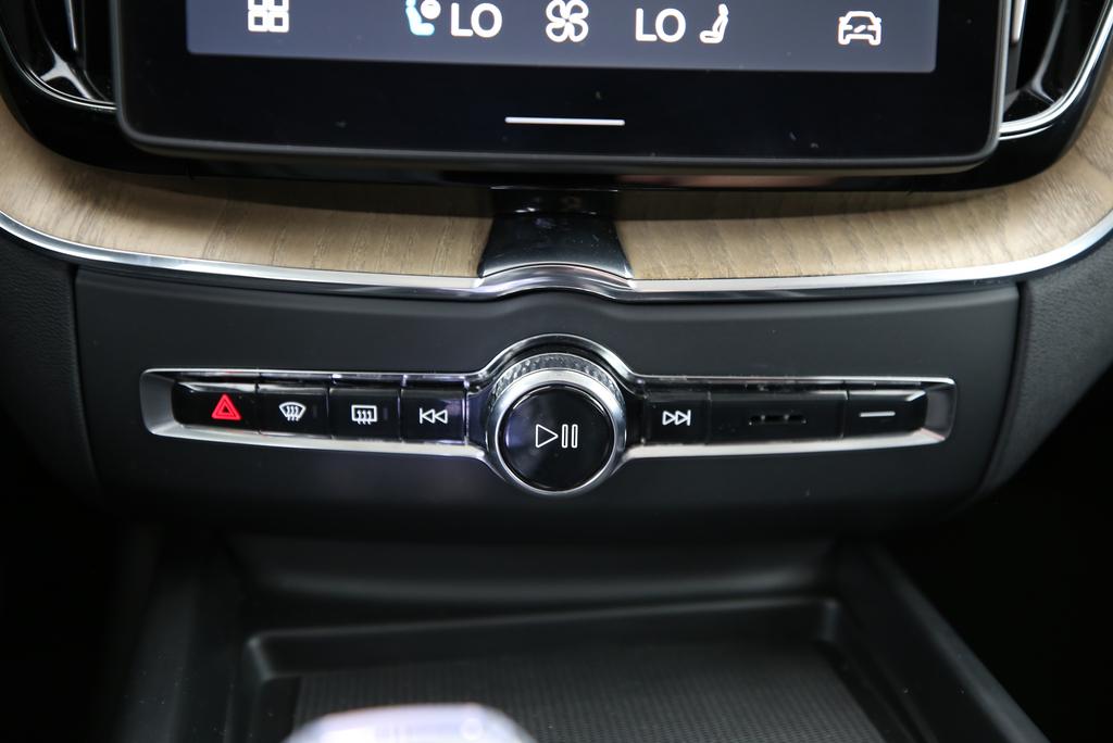 VOLVO XC60 2.0 B5 MH Plus Dark AWD-image-6