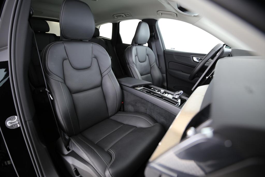 VOLVO XC60 2.0 B5 MH Plus Dark AWD-image-11