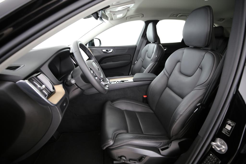 VOLVO XC60 2.0 B5 MH Plus Dark AWD-image-3