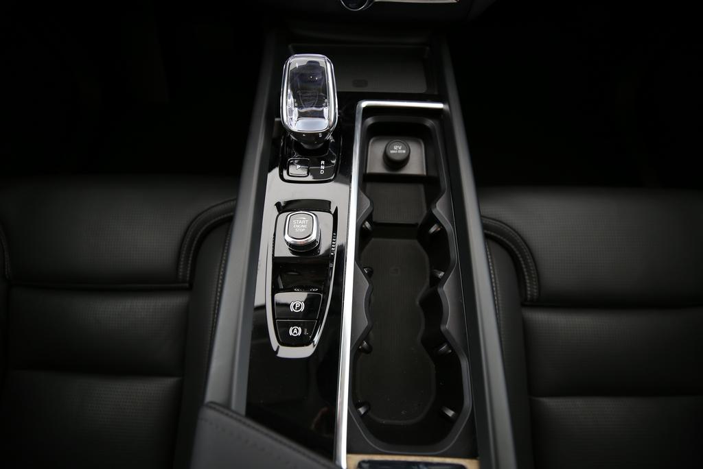 VOLVO XC60 2.0 B5 MH Plus Dark AWD-image-7