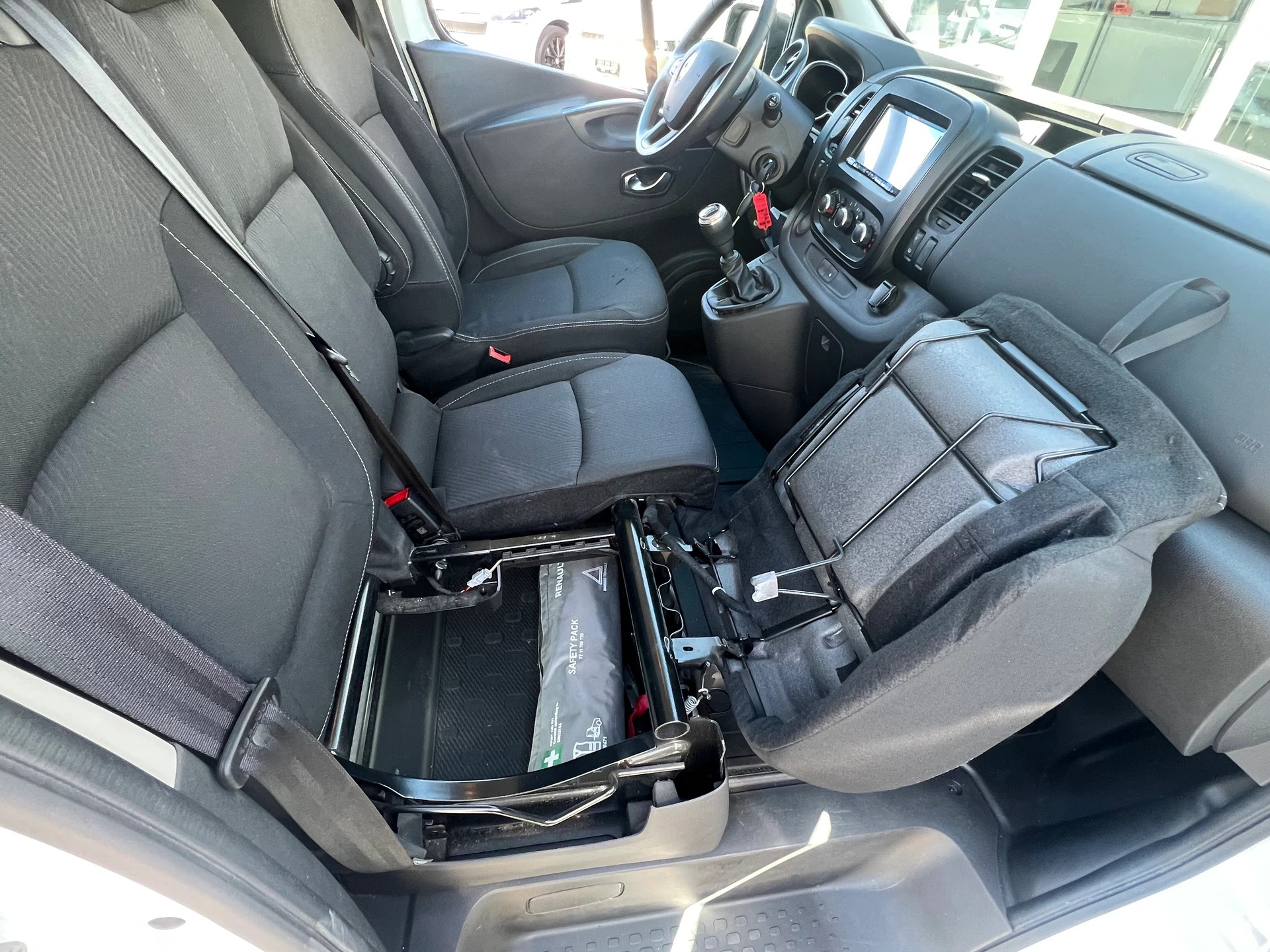 RENAULT Trafic 2.0 dCi 120 3.0t Business L1H1 * CH-Fahrzeug * Ab MFK * Klima * Rückfahrkamera *-image-9