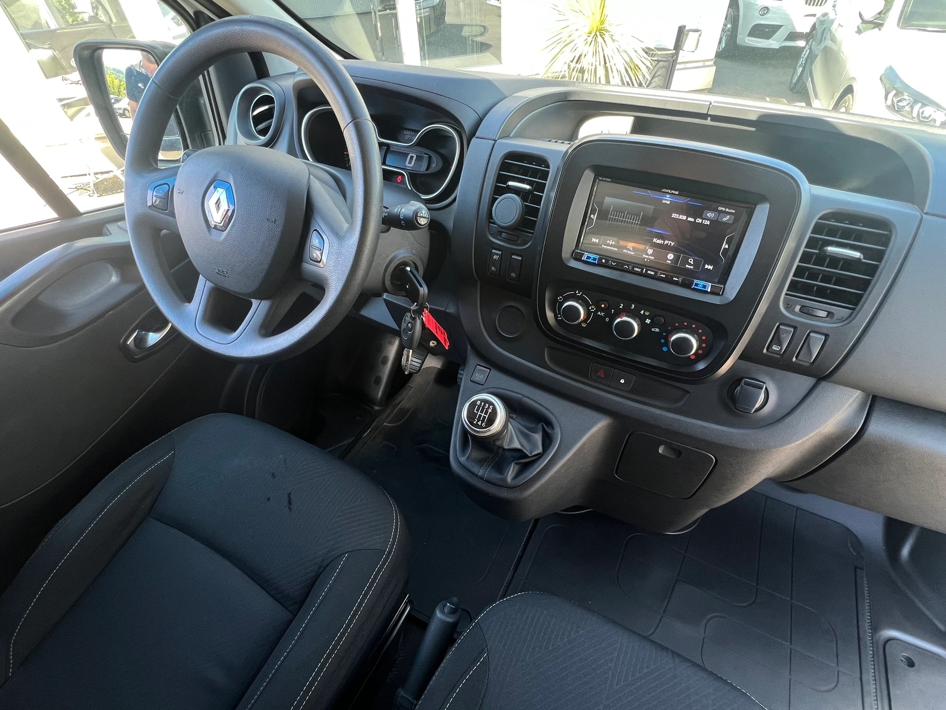 RENAULT Trafic 2.0 dCi 120 3.0t Business L1H1 * CH-Fahrzeug * Ab MFK * Klima * Rückfahrkamera *-image-12