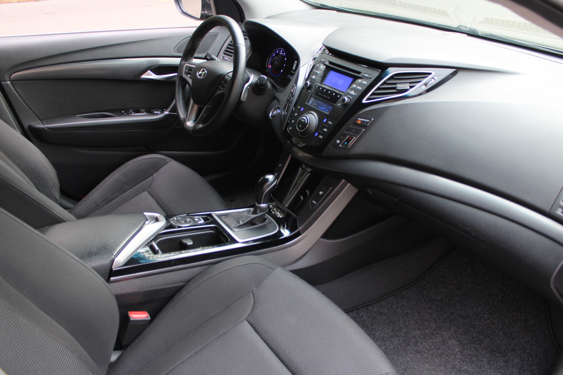 HYUNDAI i40 Wagon 2.0 GDi Style Automatic-image-5
