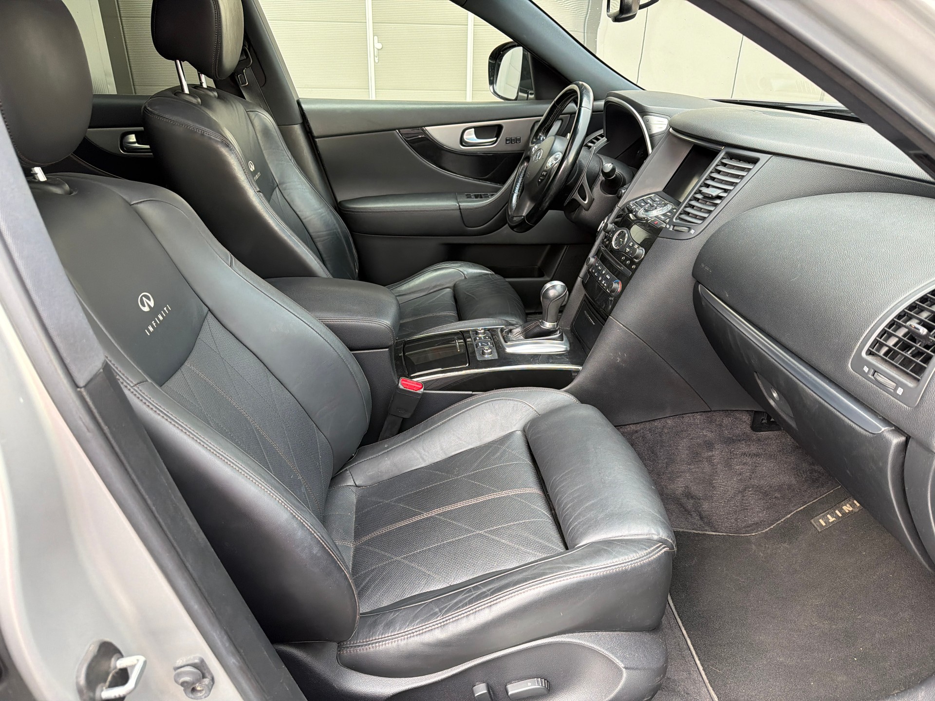 INFINITI FX50 S Premium AWD Automatic-image-8