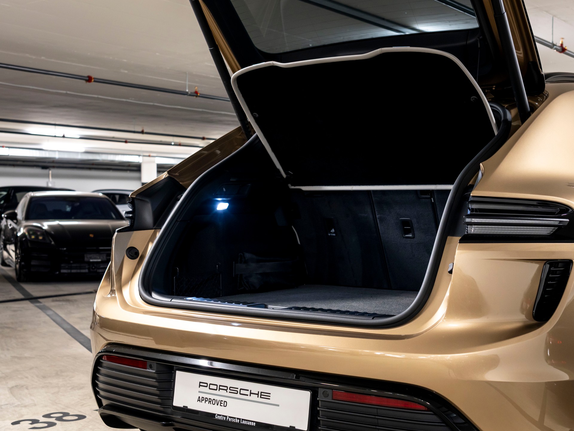 PORSCHE Macan Turbo 100kWh-image-6