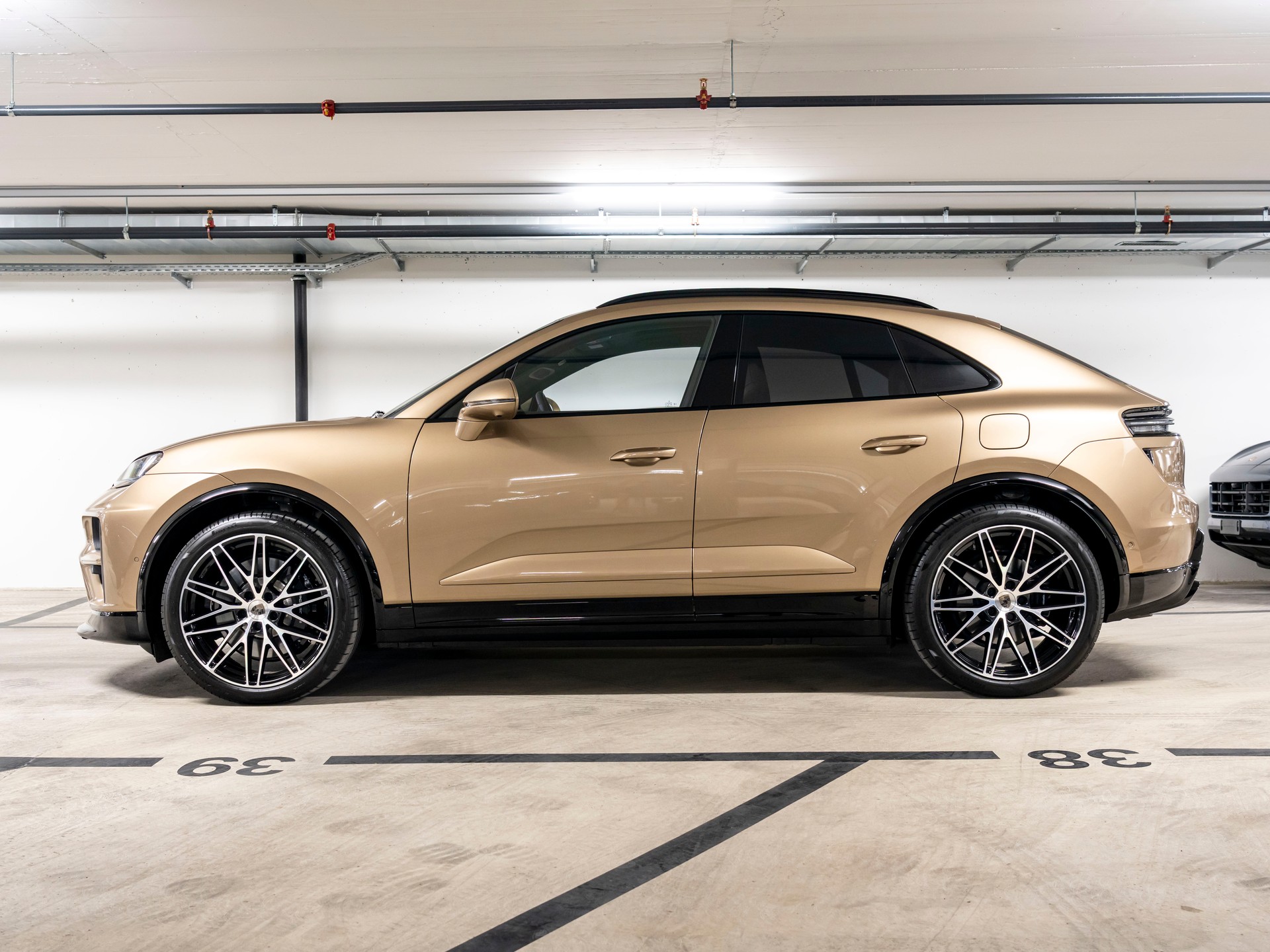 PORSCHE Macan Turbo 100kWh-image-1