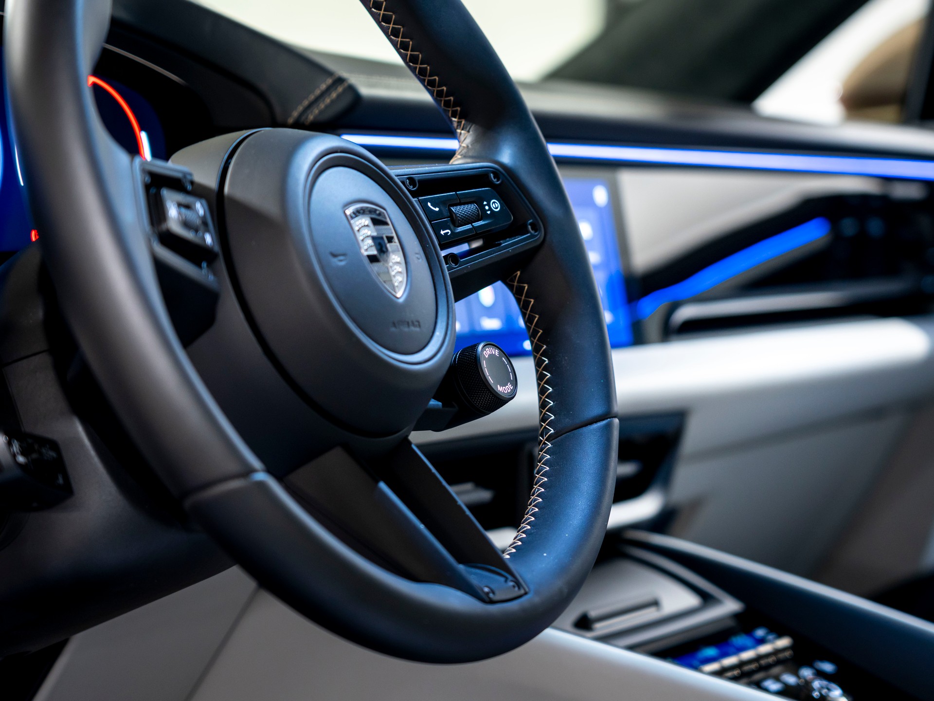 PORSCHE Macan Turbo 100kWh-image-16