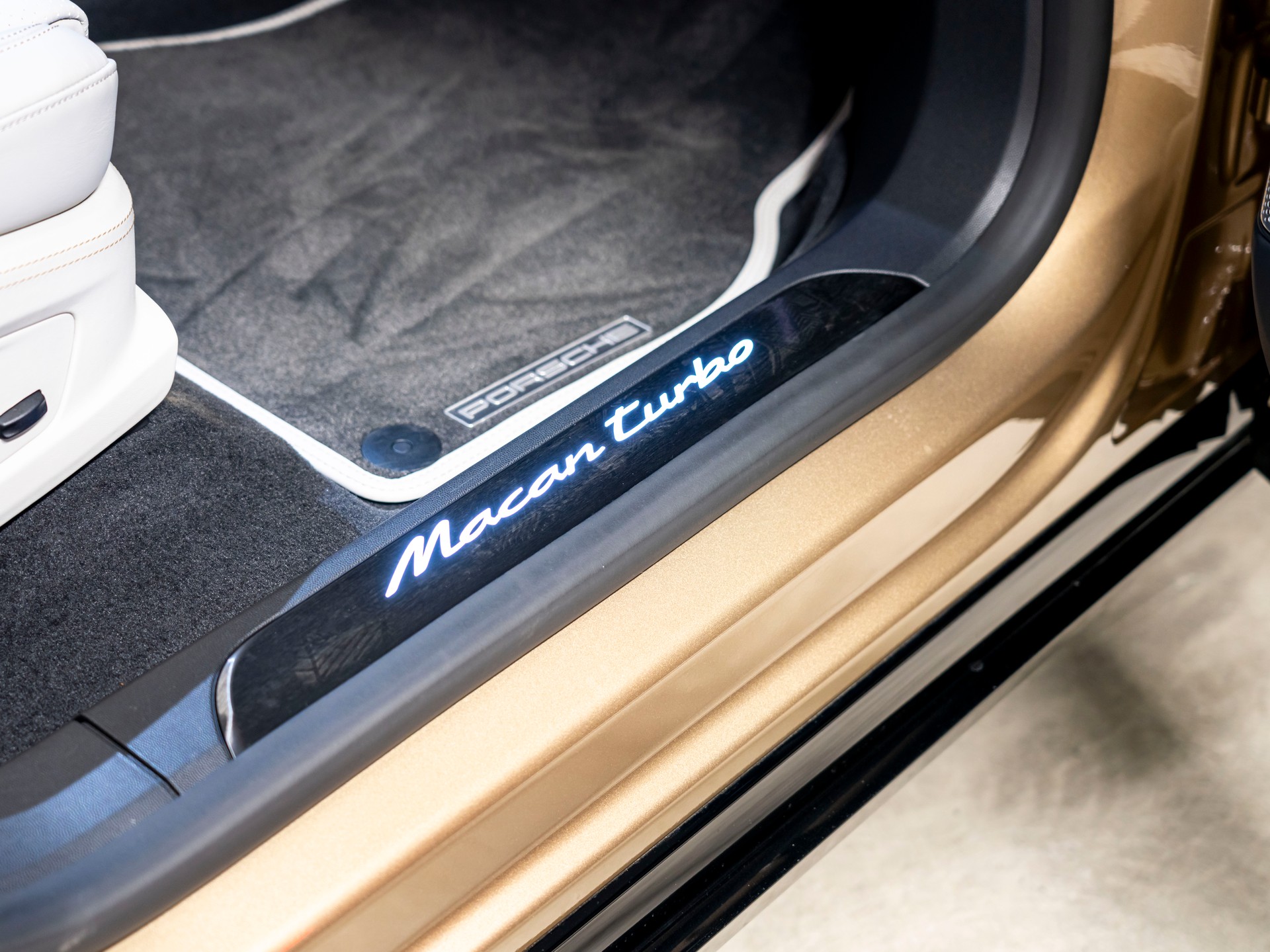 PORSCHE Macan Turbo 100kWh-image-26