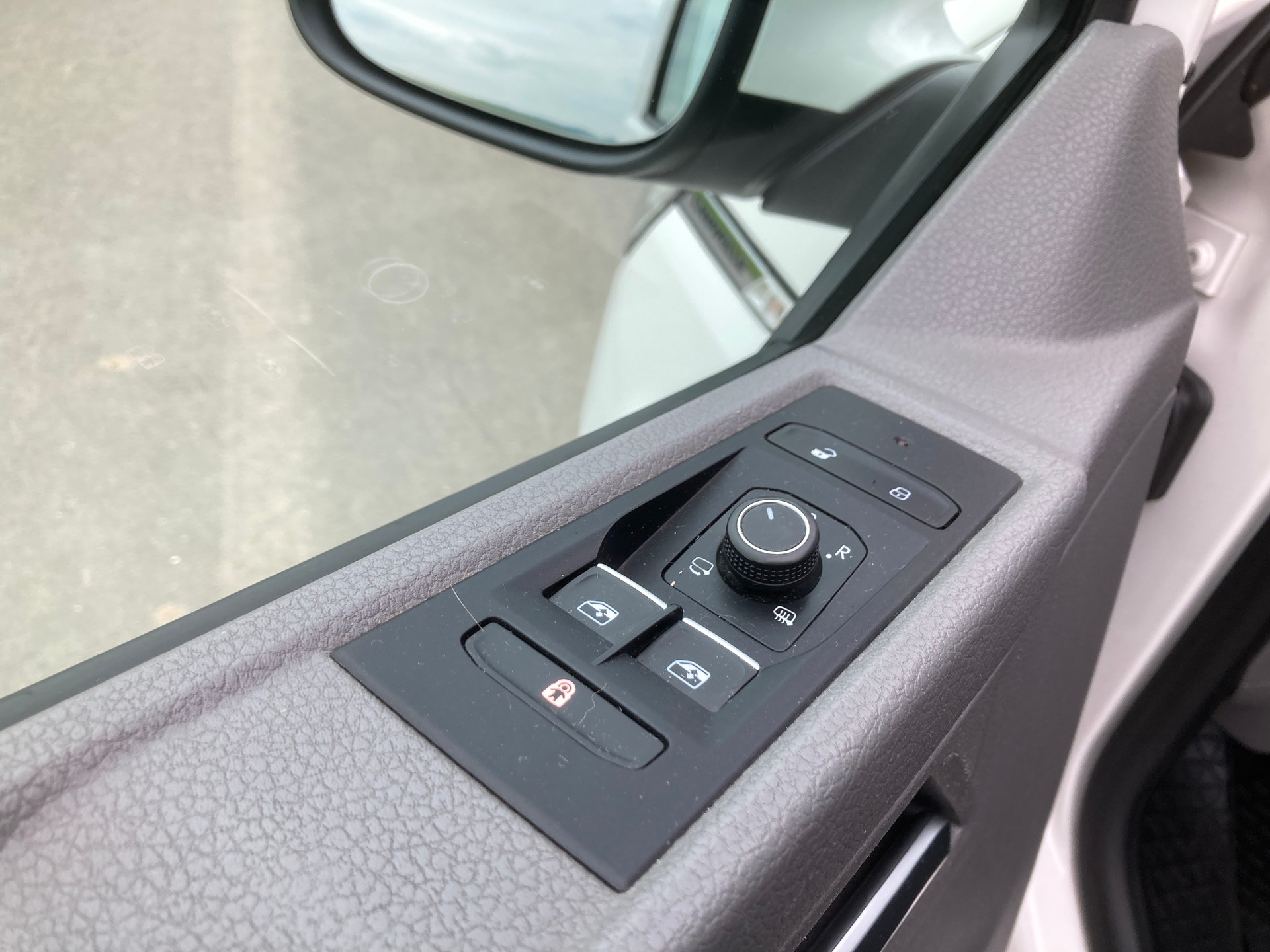 VW T6.1 2.0 TDI DSG 8 Sitzer mit Anhängerkupplung-image-11